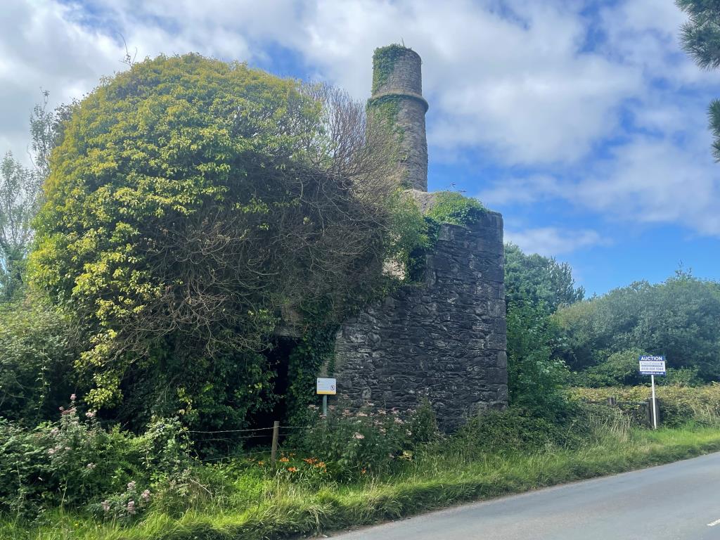 Lot: 136 - FREEHOLD FORMER ENGINE HOUSE - Alternative view of building from the roadside